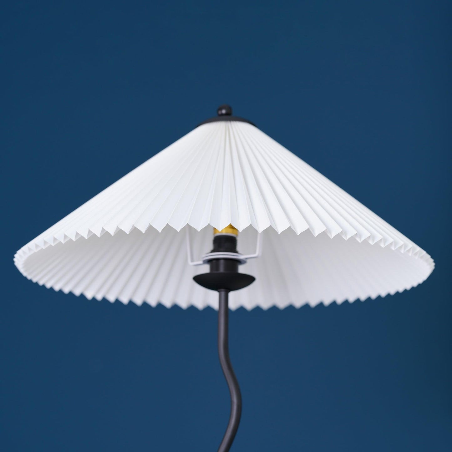 Squiggle Floor Lamp - LED Indoor Light - Stylish Wavy Design