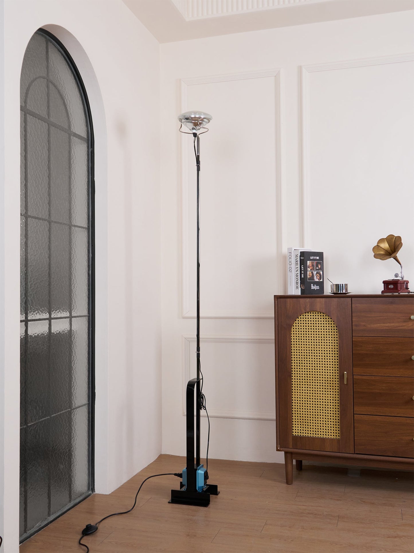 Toio Floor Lamp with Adjustable Height and Dimmable LED