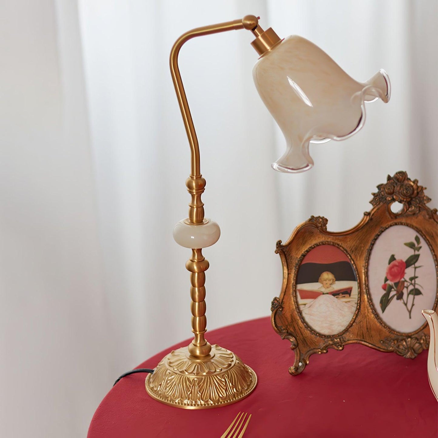 Vintage Brass Tulip Table Lamp – Elegant Accent Lighting