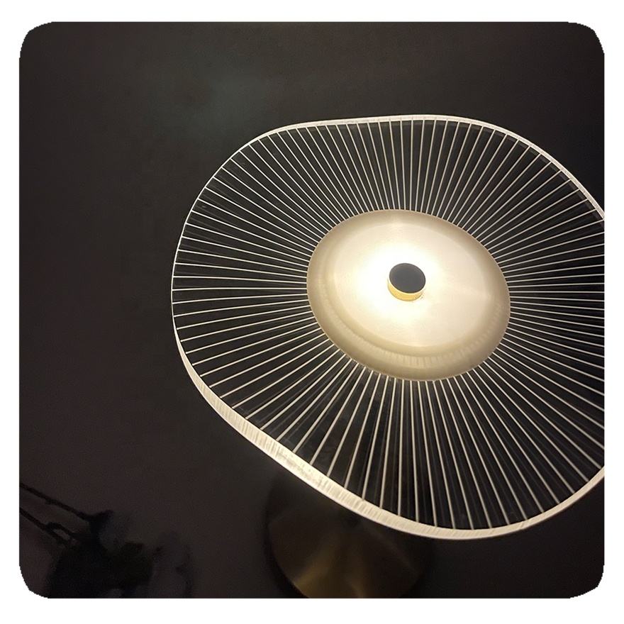 Moderne LED Table Lamp - Dimmable, Stylish Design, Energy Efficient