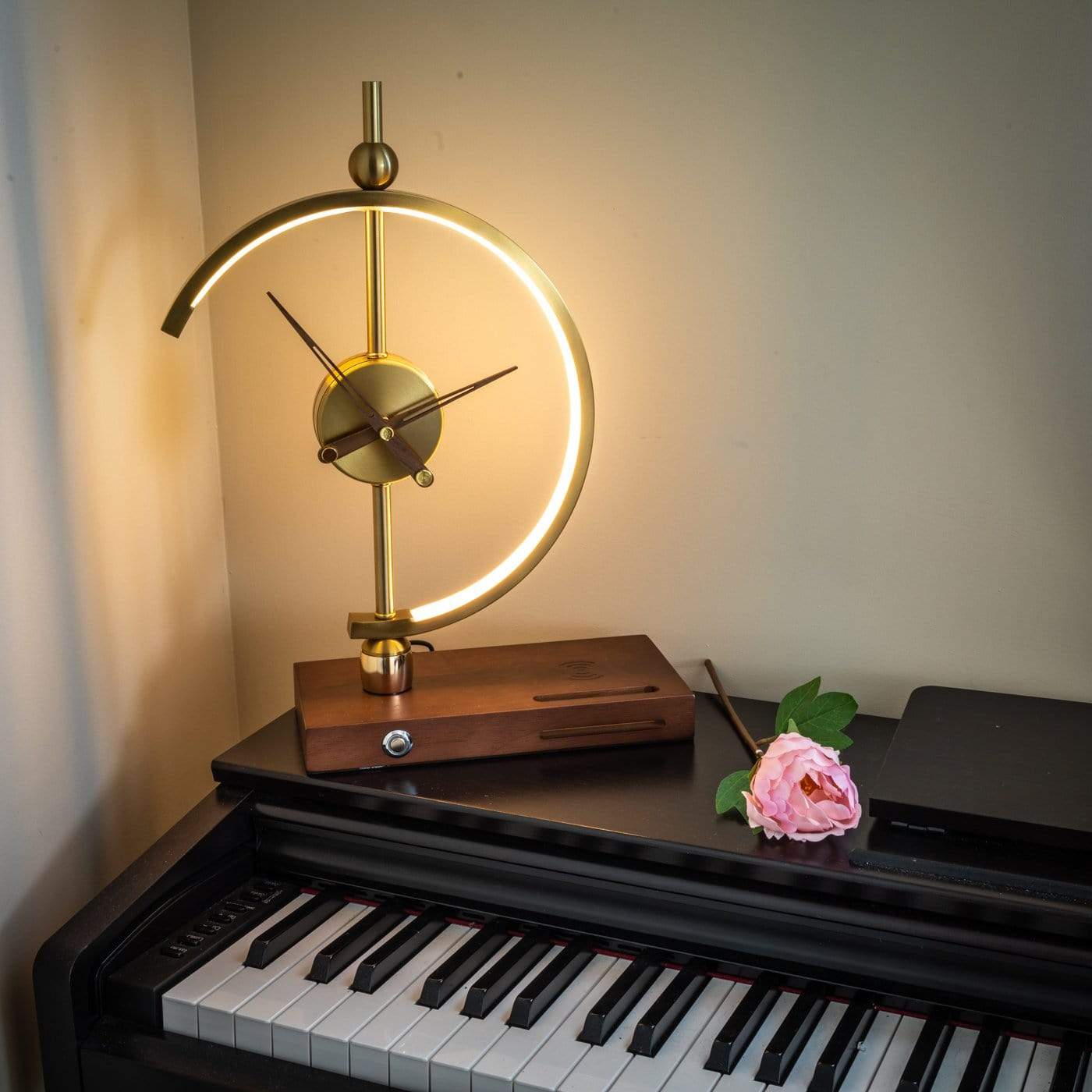 NagoyaLight | Luxury LED Lamp with Clock and Wireless Charger